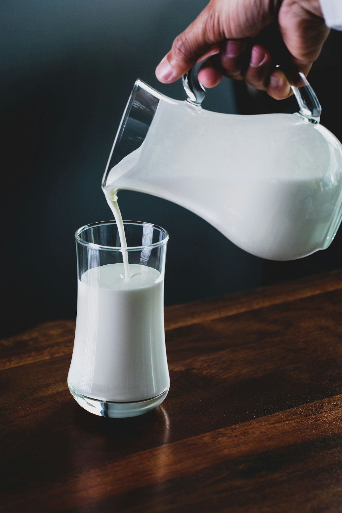 Illustration of dairy nutrition choices